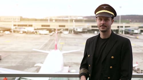 Porträt eines professionellen männlichen Pilotenkapitäns, der im Luftfahrtgeschäft arbeitet