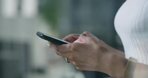 Séquence vidéo 4k d'un homme d'affaires méconnaissable utilisant un téléphone au travail
