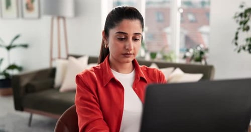 Empresa, mujer y escribir en el portátil en casa para corregir artículos, trabajar a distancia y editar
