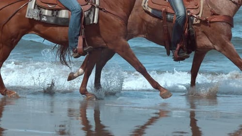 Superzeitlupenaufnahme von Frauen, die Pferde am Strand in Oregon reiten, aufgenommen auf Phantom Flex 4k
