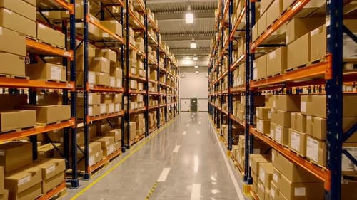 Un entrepôt bien organisé avec des étagères et des boîtes de rangement pour plus d'efficacité