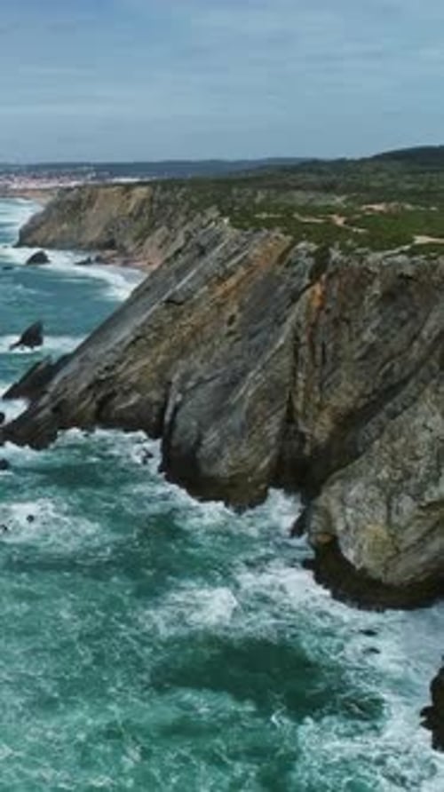 Costa atlántica con acantilados rocosos y olas
