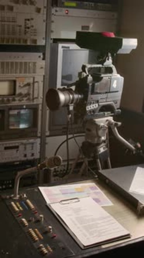 Estación de trabajo de editor de noticias con micrófono y guion en una furgoneta de producción de televisión