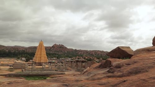 Vue panoramique du temple de Virupaksha (gopuram) depuis le sommet de la colline HeMakuta à Hampi
