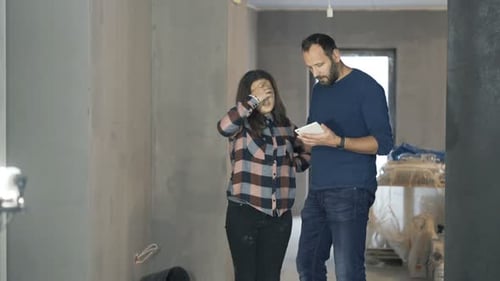 Padre e hija hablando y usando una tableta en su nuevo hogar, un adulto