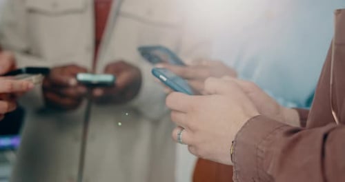 Teléfono móvil, círculo y manos de empresarios en la oficina para establecer contactos