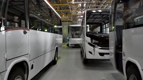 Une usine de fabrication d'autobus ultramoderne équipée d'une chaîne de montage moderne et efficace