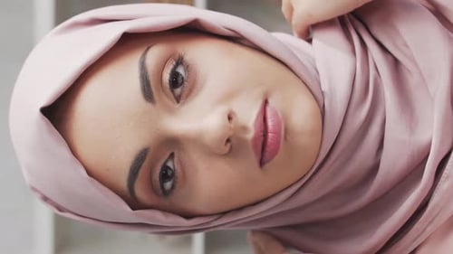Nahaufnahmeporträt eines jungen muslimischen Mädchens mit Hijab und Schutzmaske Eine traurige Frau aus dem Nahen Osten ist