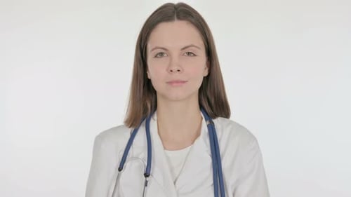 Ernsthafte Ärztin auf weißem Hintergrund