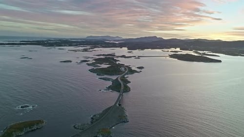 Un Drone survole lentement la Route de l'Atlantique en Norvège, une véritable prouesse d'ingénierie et de...