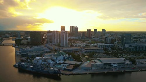 Estabelecendo uma foto aérea de retirada de cima da bacia da cidade de Ybor, mostrando o horizonte de Tampa e