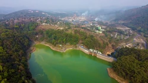 barrage avec lac immaculé à la lisière de forêts de montagne, prises de vue aériennes le matin, une vidéo est prise à l'umi