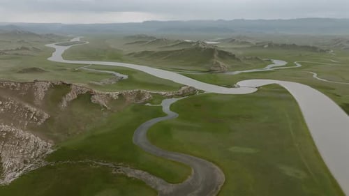 Luftaufnahme eines gewundenen Flusses durch Grasland, China.