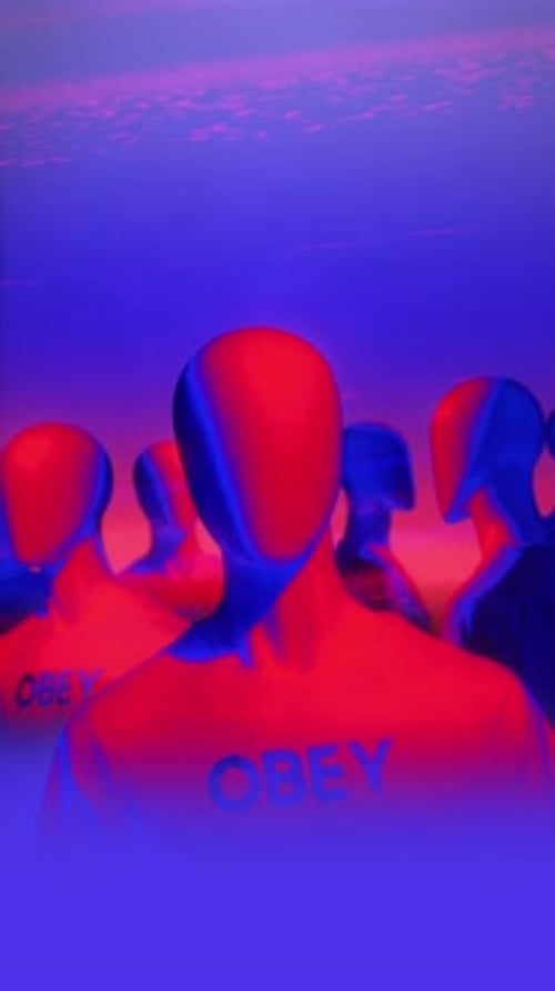 Obey T-Shirt, Mannequins, Looping, Portraithintergrund im Retro-Stil