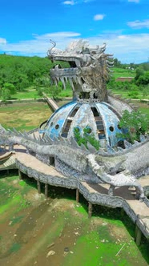 Vue aérienne d'une statue de dragon, d'un parc aquatique abandonné à Hue, au Vietnam, entouré d'une végétation luxuriante et