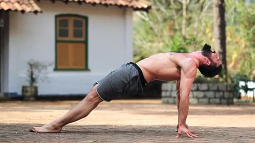 Yoga-Mann trainiert Brückenpose im Freien