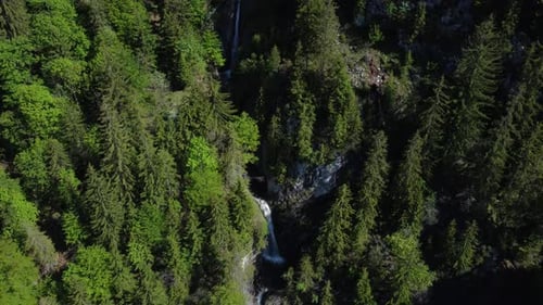 Luftaufnahme des kaskadierenden Wasserfalls in der Natur