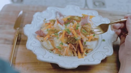 Degustación de la ensalada con una ensalada de papa y jalapeños Golden Fork con tocino, comida al estilo retro