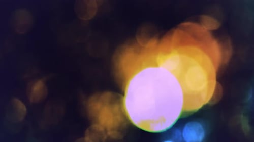 Les lumières bokeh colorées brillent de mille feux