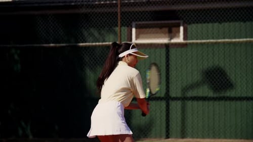 Une athlète féminine fait une séance d'entraînement complète sur le terrain de sport et repousse le ballon avec une raquette A