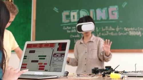Junge mit VR-Headset, um die Metawelt zu betreten, während Mädchen das System codieren. Pädagogik.
