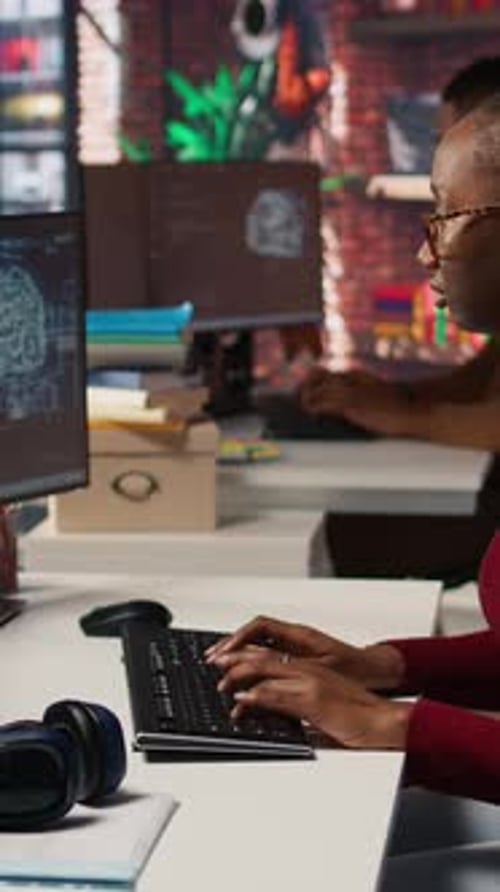 Vertikaler Videoprogrammierer, der Algorithmen für künstliche Intelligenz im Startup codiert
