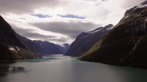 Vue aérienne d'un lac entouré de montagnes en Norvège