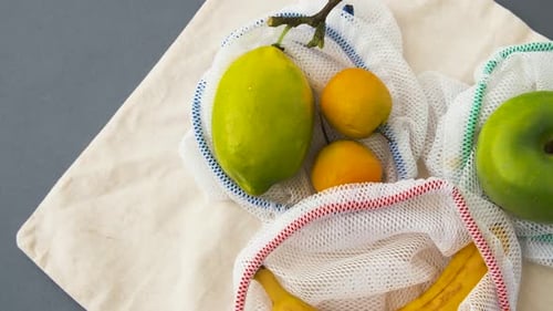 Concepto ecológico y de reutilización en la compra de alimentos: bolsas reutilizables con frutas