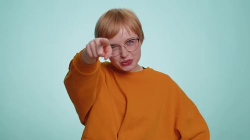 Frau lächelt aufgeregt und zeigt in die Kamera und wählt den glücklichen Gewinner aus und zeigt „Hey you“