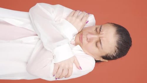 Vidéo verticale d'une femme froide et tremblante.