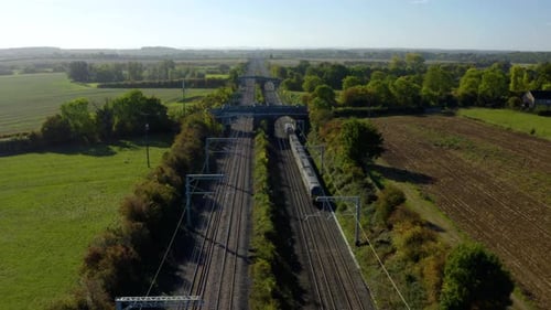 Großbritannien. Luftaufnahme mit dem Schnellzug. AERIAL: Hochgeschwindigkeitszug.