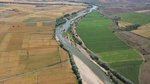 Vue aérienne de la rivière Kizilirmak et des terres agricoles