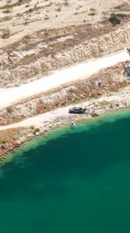 Vidéo verticale : Aperçu de la ville de Halfeti avec les collines et le front de mer