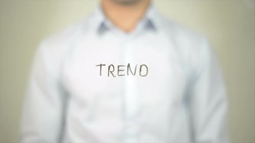 Trend, Mann schreibt auf transparentem Bildschirm