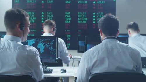 Gruppe von Börsenhändlern, die aktiv an der Börse arbeiten