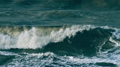 Riesige Wellen auf der Ostsee bei Sturm in Zeitlupe