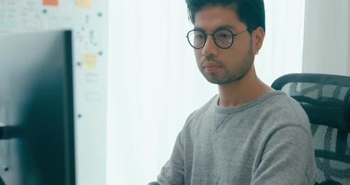 Junge Erwachsene Asien männlich freiberuflich Brillen tippen schreiben Aufforderung KI Bot IT-App intelligentes Programm Nomade.