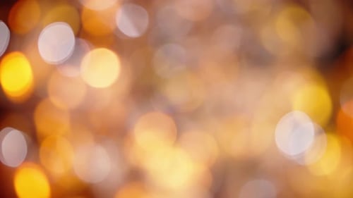 Zauberhafte rote und gelbe Bokeh-Kreise auf schwarzem Hintergrund