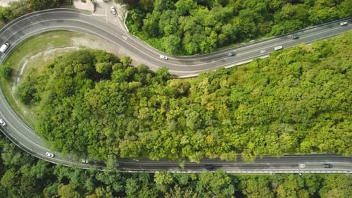 eine Autobahn in den Bergen