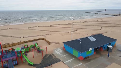 Machines restructurant le plan de sable d'une plage