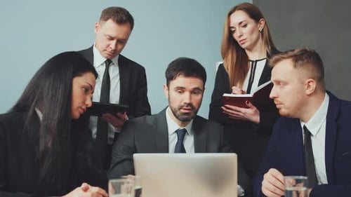 Equipe analisando dados durante reunião de negócios