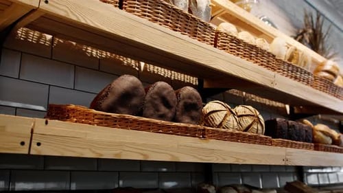 Frisch gebackenes Brot in Körben auf der Bäckertheke