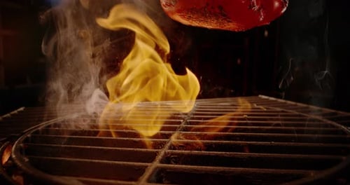 Dejar caer pimiento rojo en la parrilla