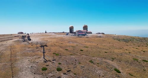 Vue aérienne de l'observatoire de Torre sur la Serra da Estrela, au Portugal.