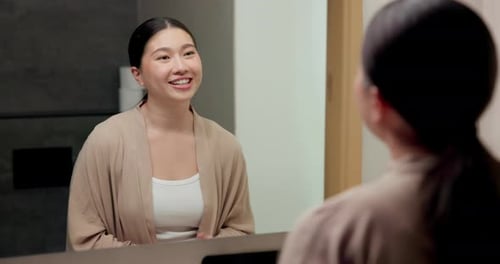 Affirmations, conversation et femme devant un miroir dans la salle de bain à la maison avec amour de soi