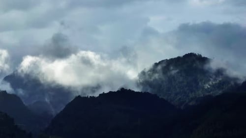 Luftaufnahme Bergreflexionen auf ruhigem Wasser unter bewölktem Himmel