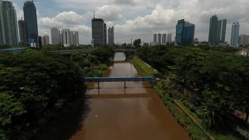 Menteng, 23. Januar 2017, Fluss in der Nähe der Stadt Jakarta