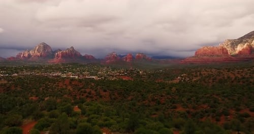 Aus der Luft, ziehen Sie sich zurück, um die roten Felsformationen von Sedona, Arizona, zu enthüllen.