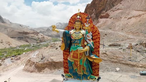 Incroyable statue colorée de Guru Padmasambhava située au Ladakh, en Inde