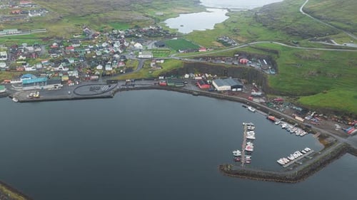 Vue aérienne du village et du port de Tjornuvik, îles Féroé.